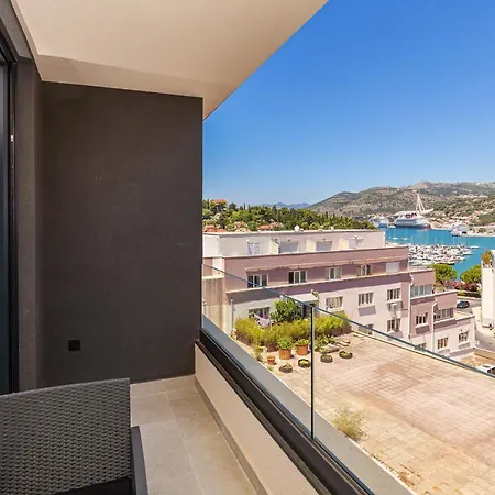 Daire Stella Lovely With Balcony And Free Parking *