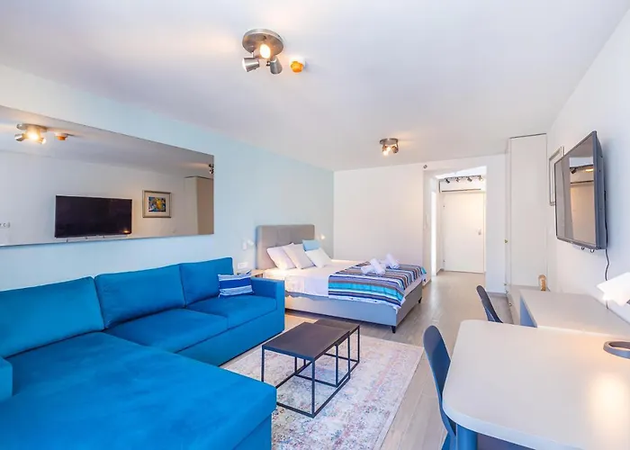 Stella Lovely With Balcony And Free Parking Apartment